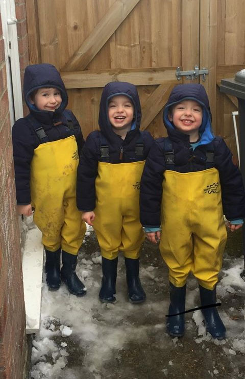 ‎Triplets Snow play in waders